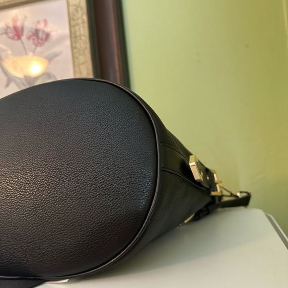 ⭐️ MICHAEL KORS ⭐️ BROKE MEDIUM PEBBLED LEATHER BUCKET BLACK WITH GOLD ⭐️ - Picture 11 of 11